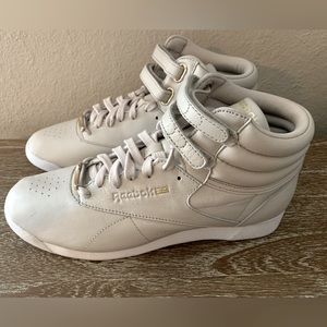 Reebok Freestyle Hi in sandstone and white - size 8